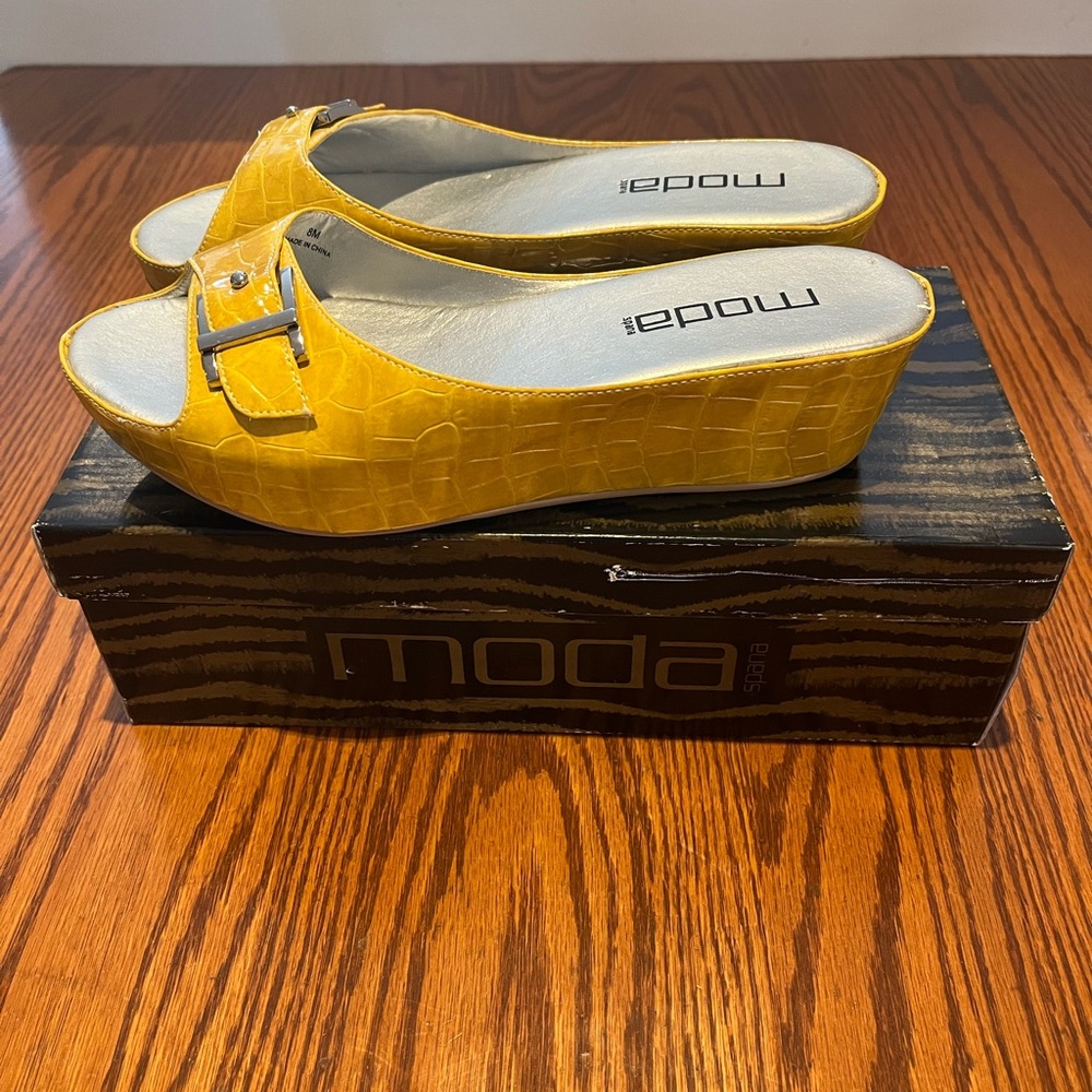 NIB Moda Kaila Yellow Platform Sandals, Size 8 - Picture 2 of 5